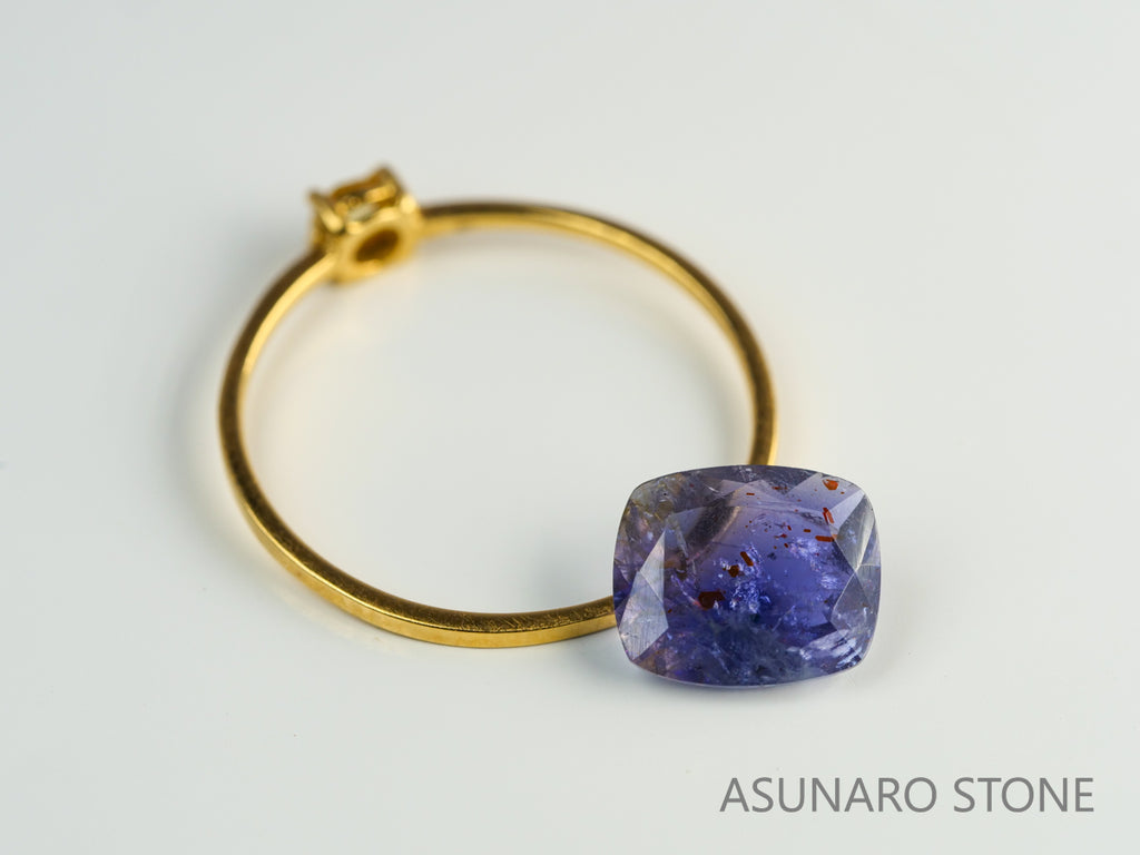 ブラッドショットアイオライト　クッションカット　インド産　　1.37ct【231108-1742】