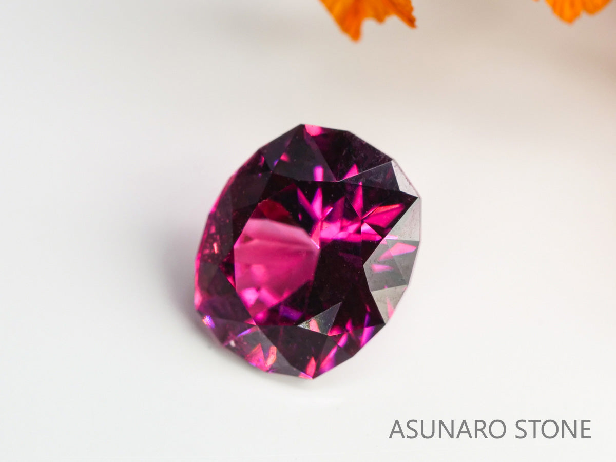 マラヤガーネット 特殊カット（16角形） タンザニア産 1.28ct 【231218