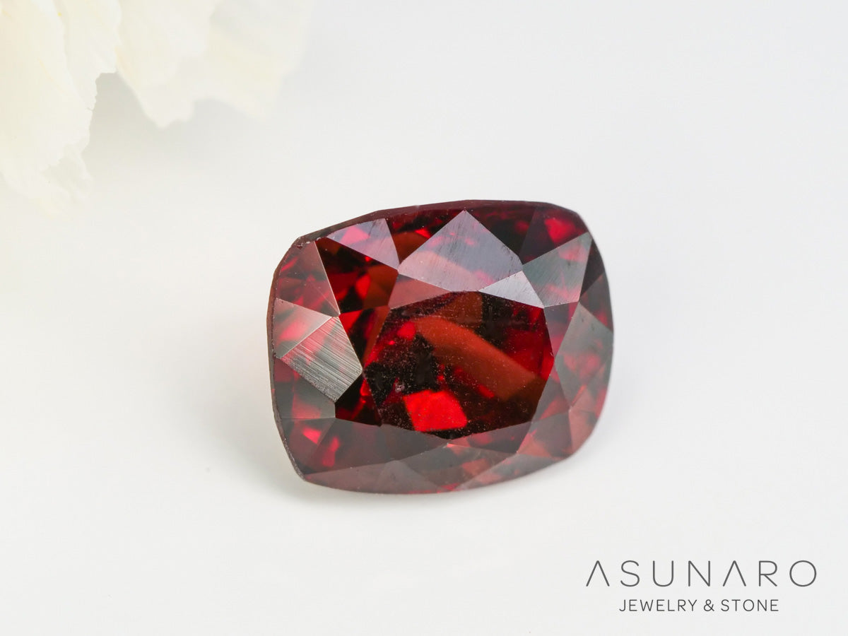 高品質レッドスピネル 　クッションカット　スリランカ産　1.36ct　【240502-2013】