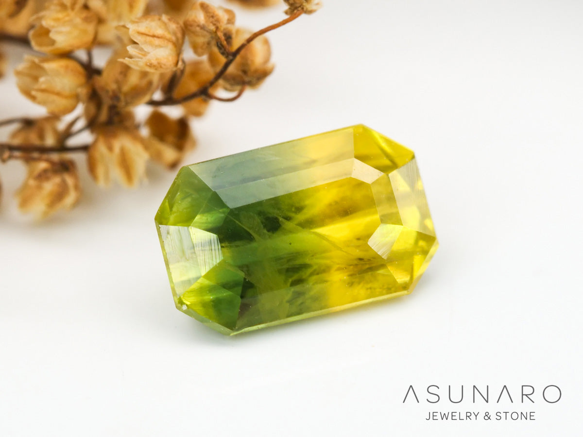 バイカラーサファイア 　エメラルドカット　 スリランカ産　0.88ct【240401-2119】