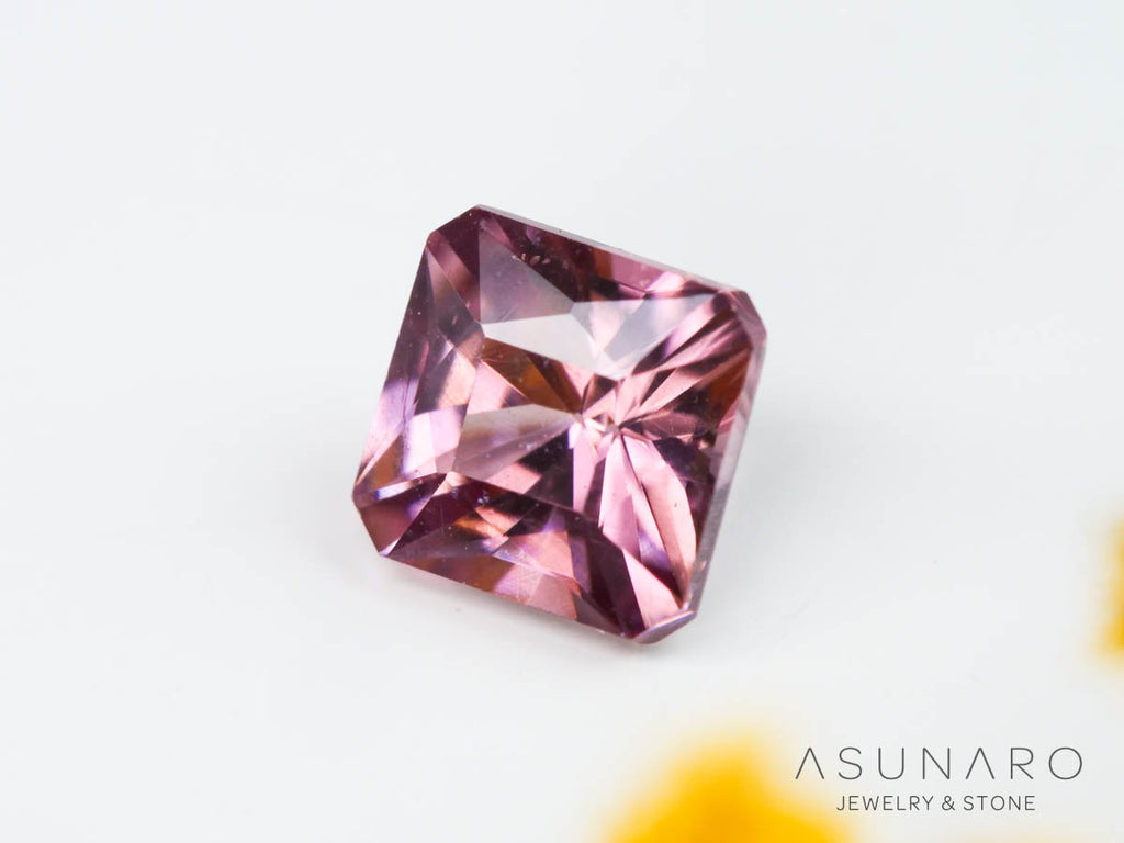 ピンクジルコン　クッションカット　0.67ct　カンボジア産　【240802-2290】