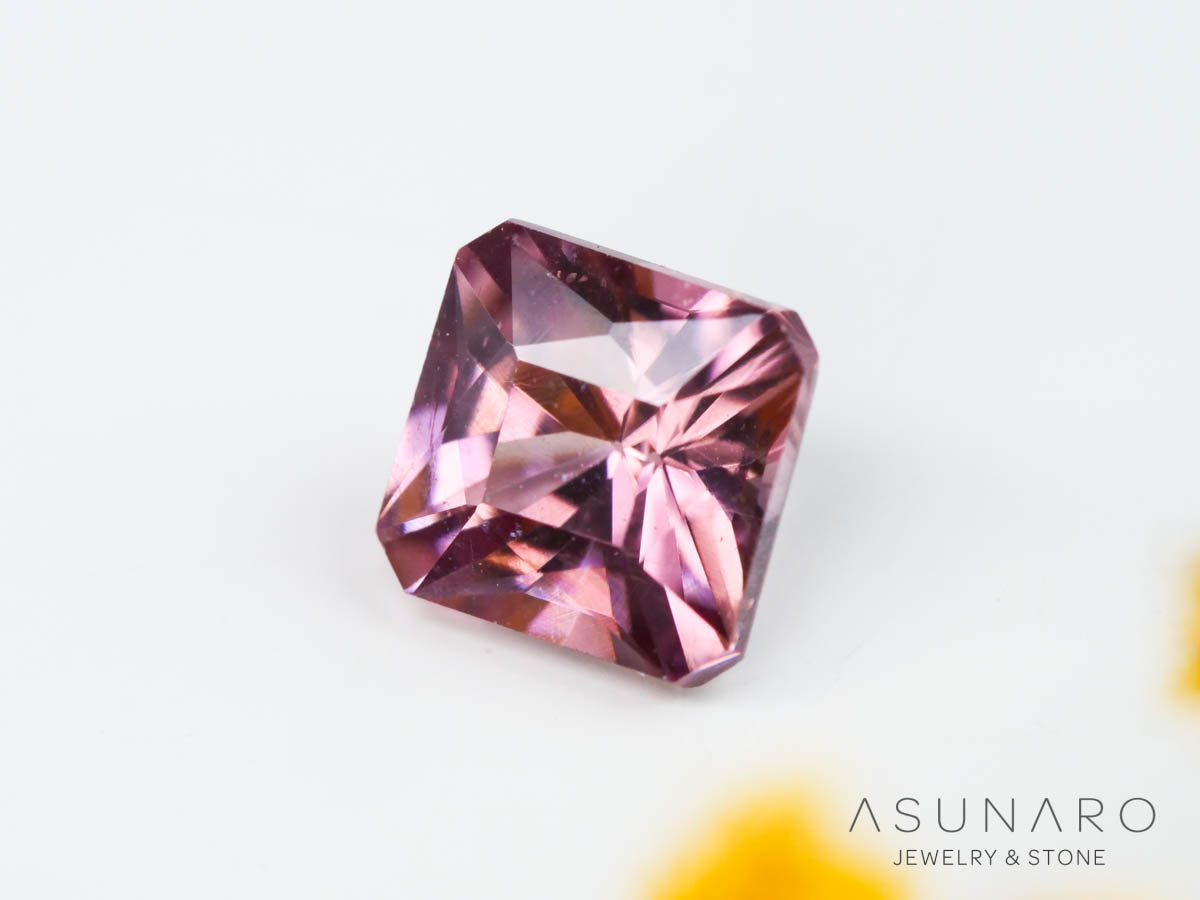 ピンクジルコン　クッションカット　0.67ct　カンボジア産　【240802-2290】