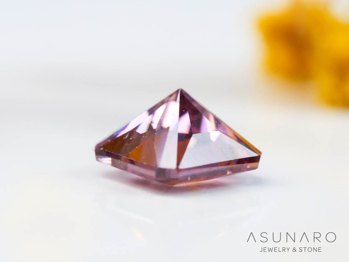 ピンクジルコン　クッションカット　0.67ct　カンボジア産　【240802-2290】