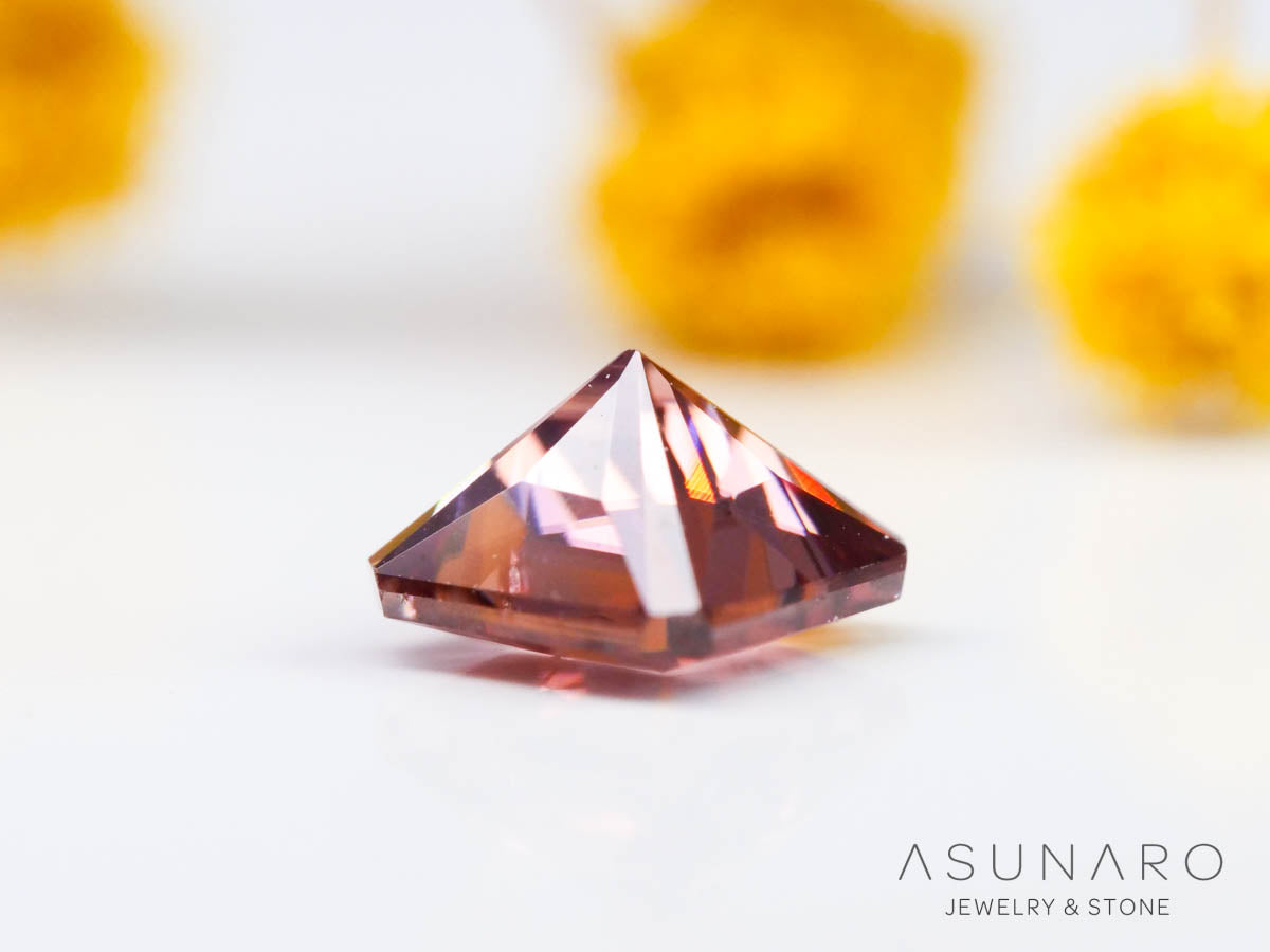 ピンクジルコン　エメラルドカット　0.56ct　カンボジア産　【240802-2292】