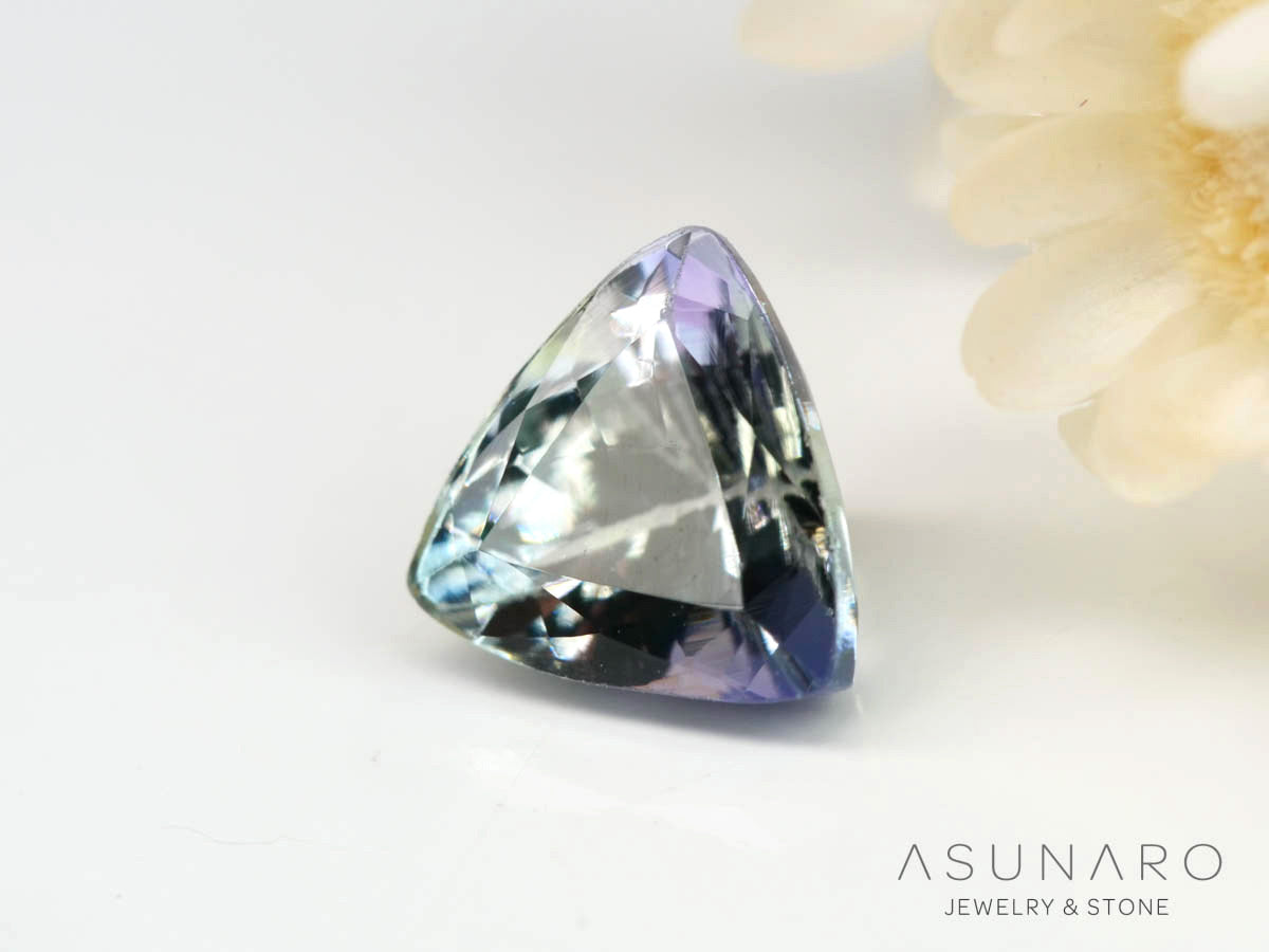 バイカラーゾイサイト（タンザナイト）トリリアントカット　タンザニア産　0.96ct【241211-2397】