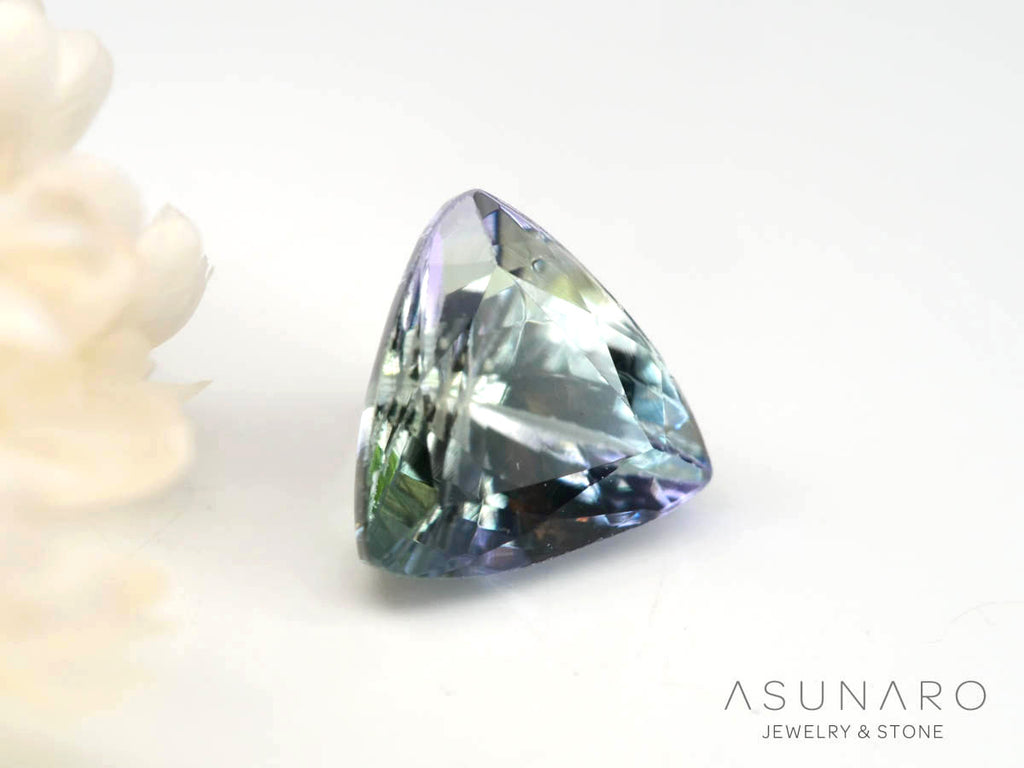 バイカラーゾイサイト（タンザナイト）トリリアントカット　タンザニア産　0.96ct【241211-2397】