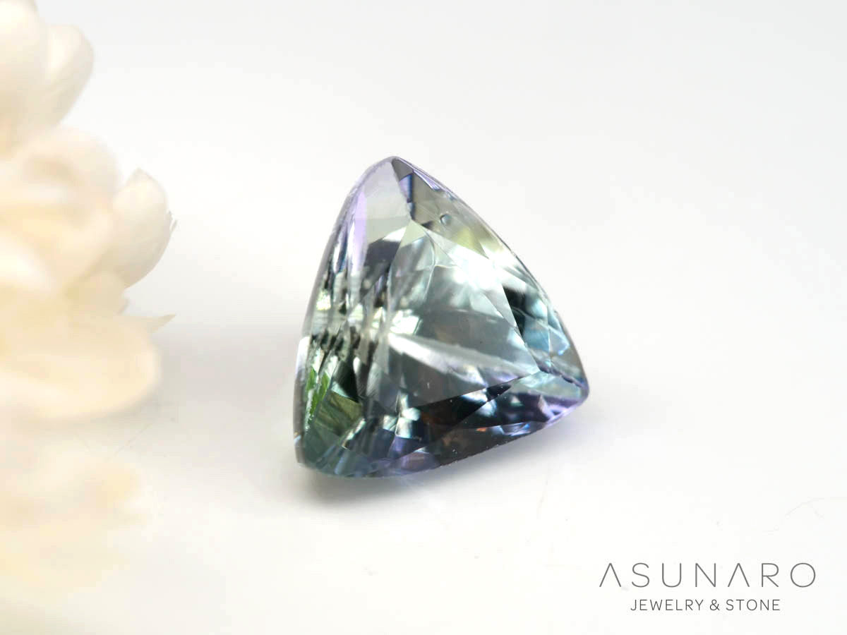 バイカラーゾイサイト（タンザナイト）トリリアントカット　タンザニア産　0.96ct【241211-2397】