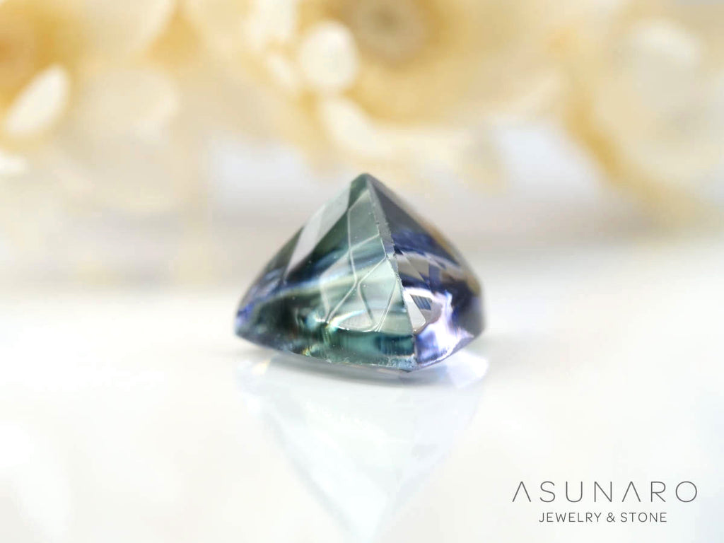 バイカラーゾイサイト（タンザナイト）トリリアントカット　タンザニア産　0.96ct【241211-2397】