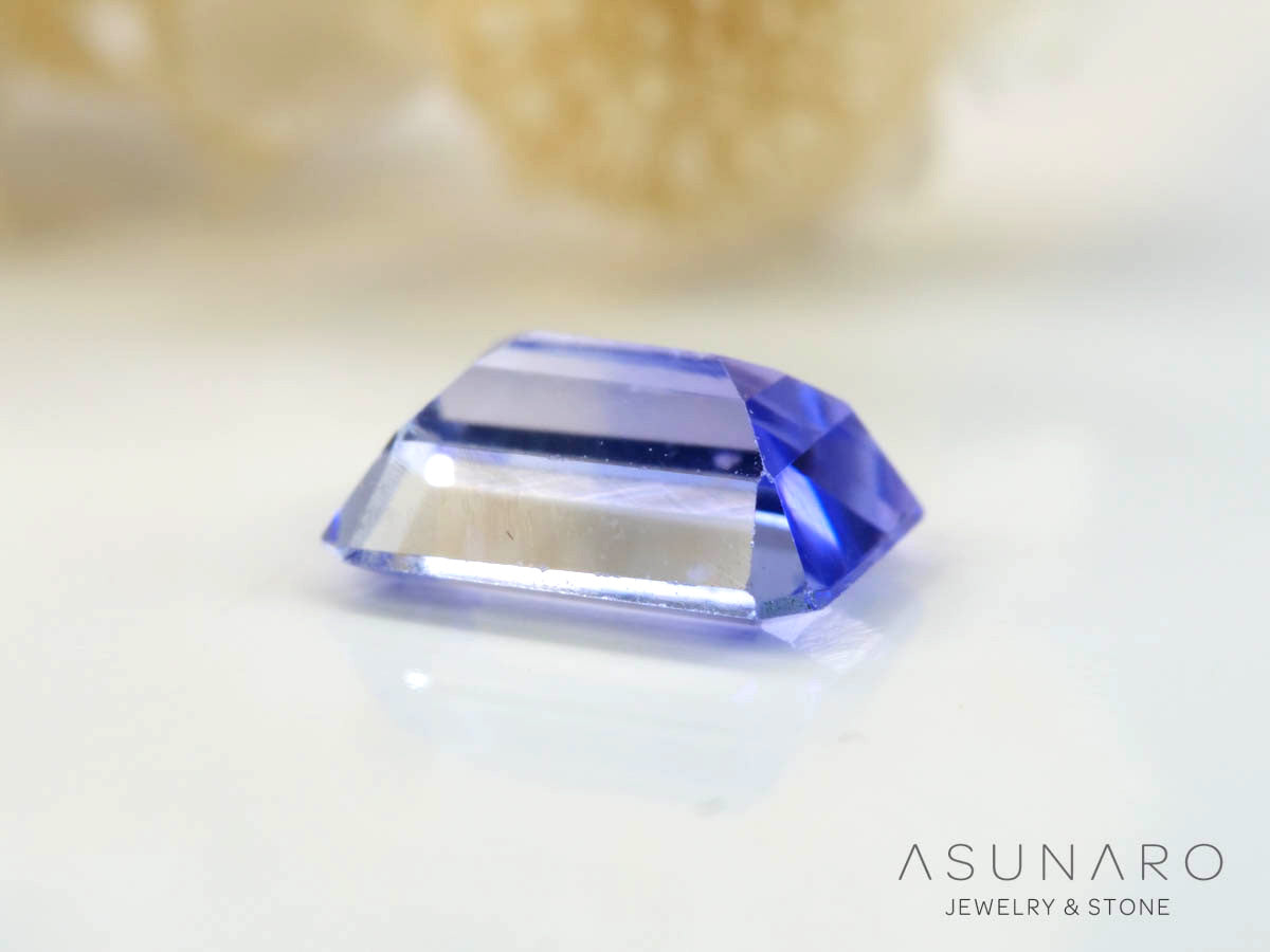 バイカラーゾイサイト（タンザナイト）エメラルドカット　タンザニア産　0.74ct【241211-2402】