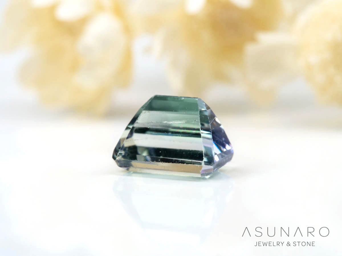 バイカラーゾイサイト（タンザナイト）エメラルドカット　タンザニア産　0.82ct【241211-2404】