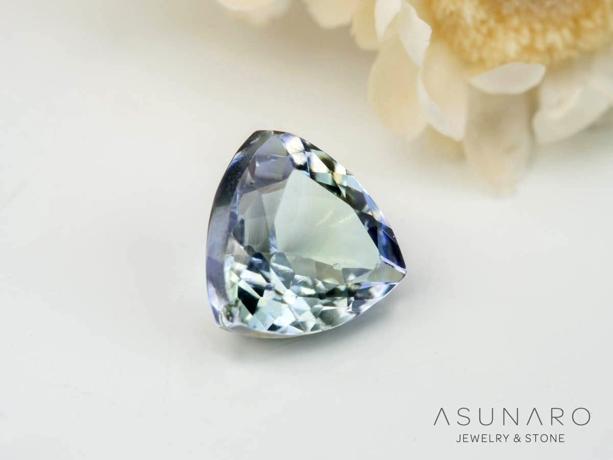 バイカラーゾイサイト（タンザナイト）トリリアントカット　タンザニア産　0.67ct【241211-2405】