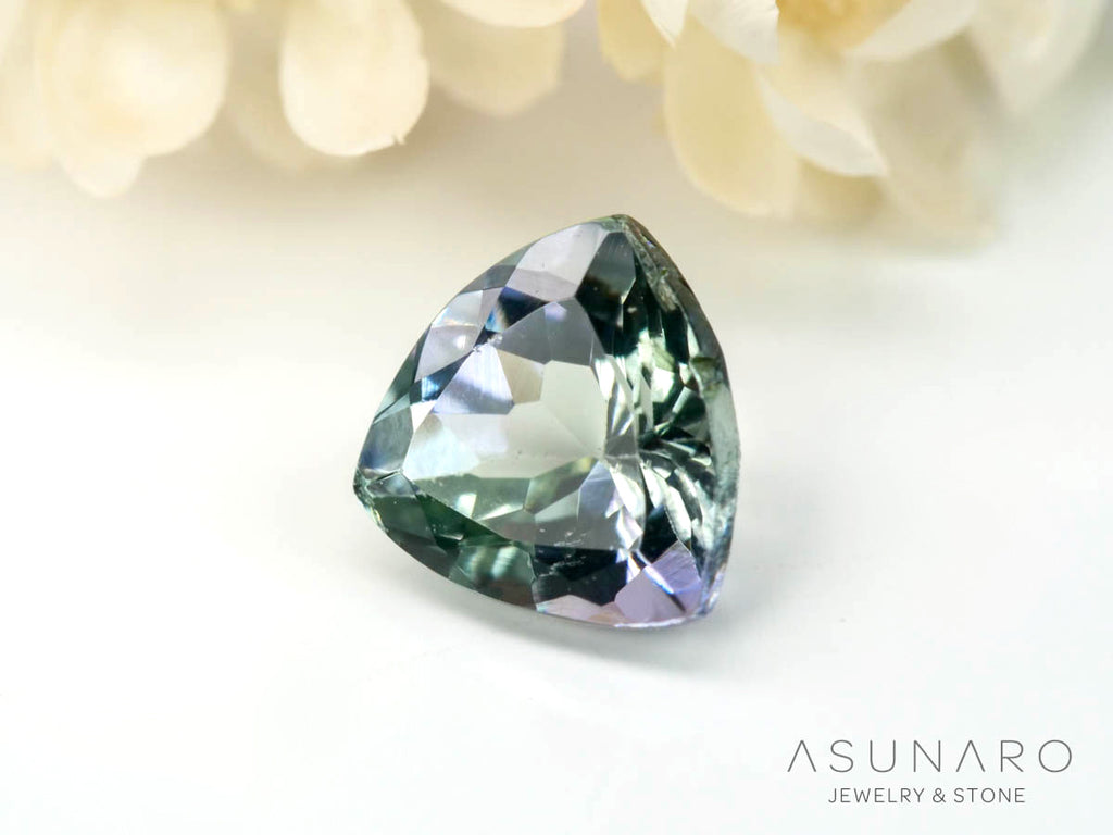 パーティーカラーゾイサイト（タンザナイト）トリリアントカット　タンザニア産　0.53ct【241211-2407】
