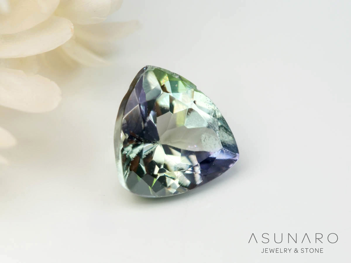 パーティーカラーゾイサイト（タンザナイト）トリリアントカット　タンザニア産　0.53ct【241211-2407】