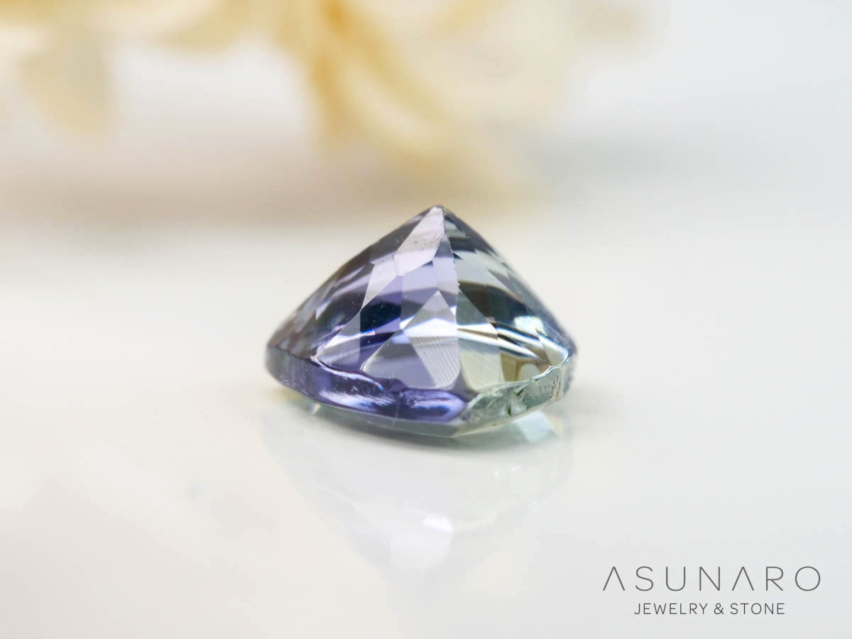 パーティーカラーゾイサイト（タンザナイト）トリリアントカット　タンザニア産　0.53ct【241211-2407】