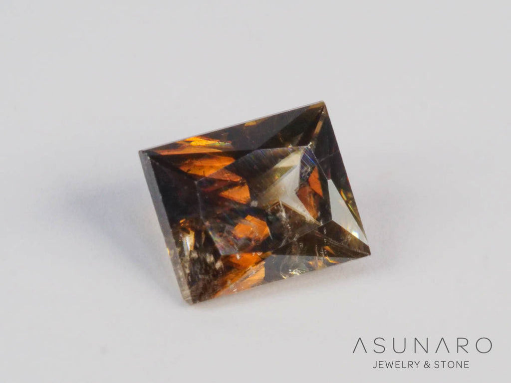 バイカラーキャシテライト  スクエアカット　ビルマ産 　0.66ct　【250508-2943】