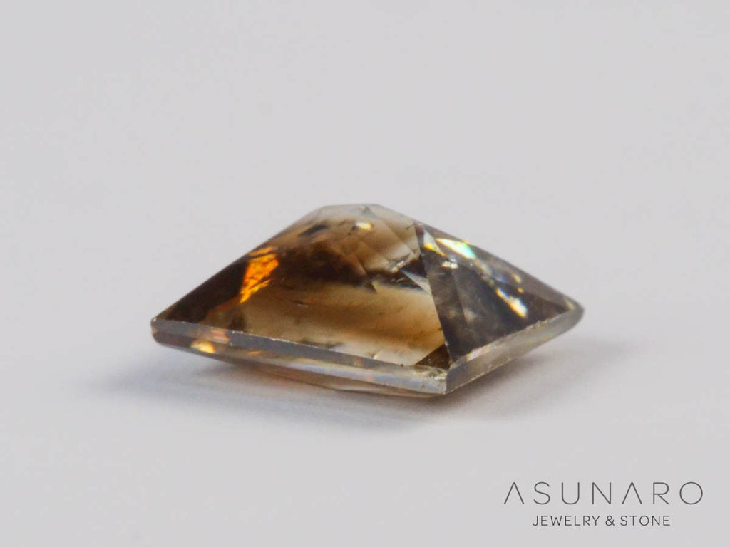 バイカラーキャシテライト  スクエアカット　ビルマ産 　0.66ct　【250508-2943】