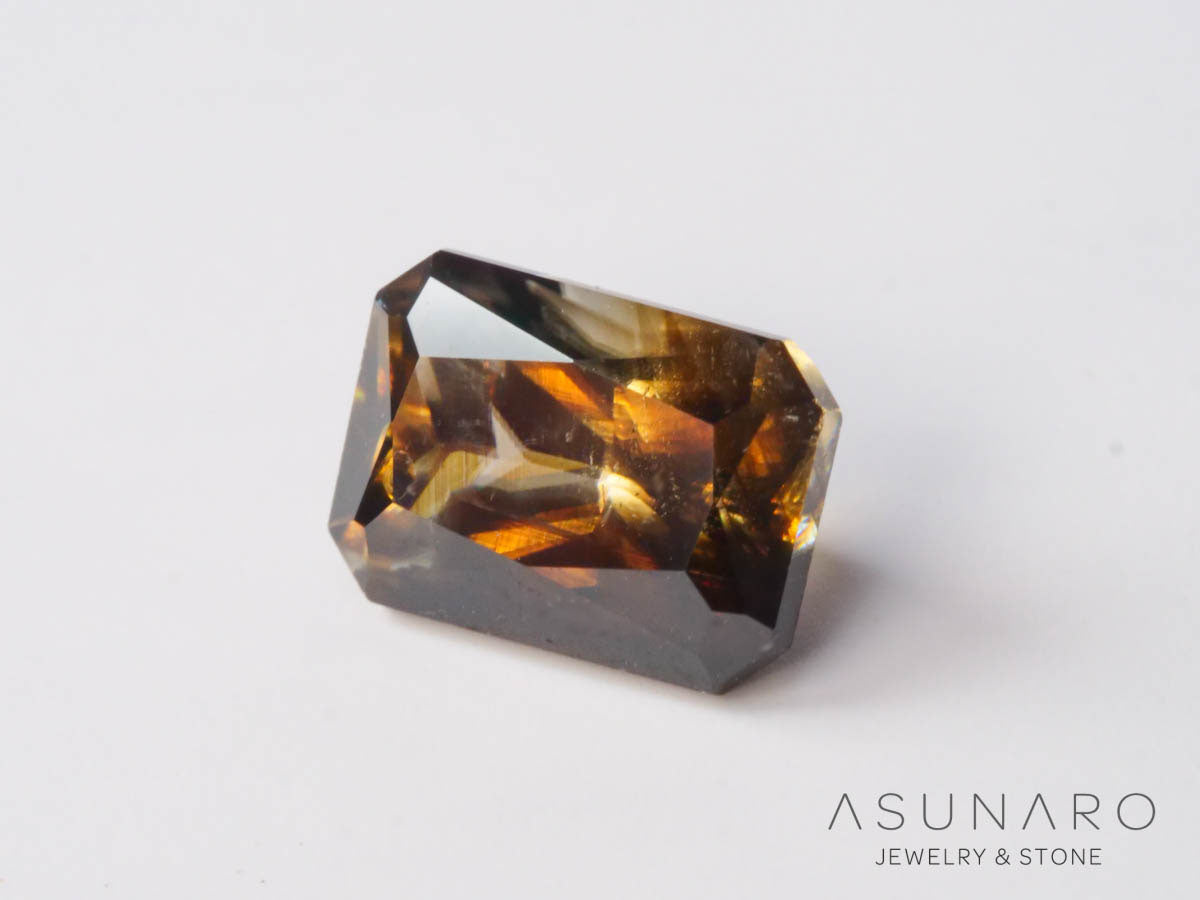 バイカラーキャシテライト  エメラルドカット　ビルマ産 　2.57ct　【250508-2953】