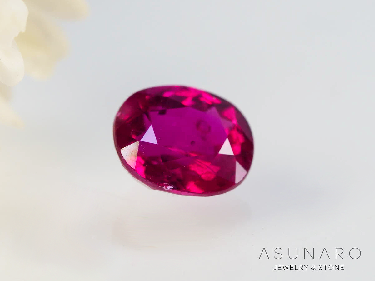 ピジョンブラッドルビー　オーバルカット　 タイ産　0.65ct　鑑別書付【250501-2985】