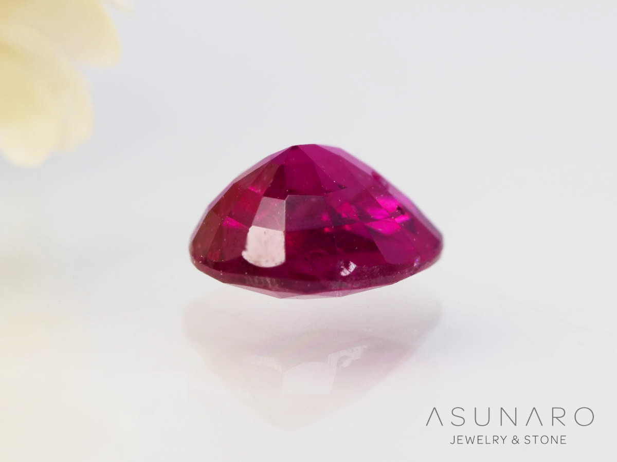 ピジョンブラッドルビー　オーバルカット　 タイ産　0.65ct　鑑別書付【250501-2985】