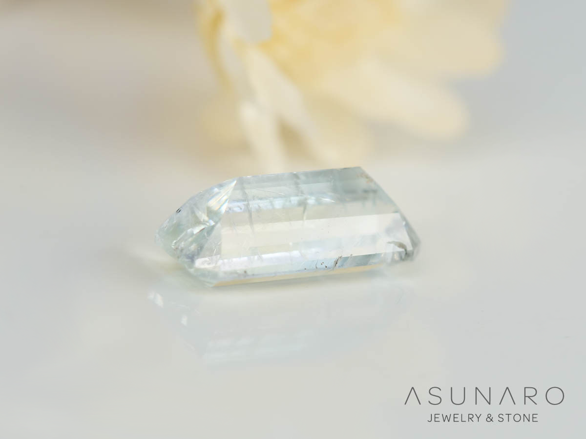 ジェレメジェバイト エメラルドカット ナミビア産 0.45ct