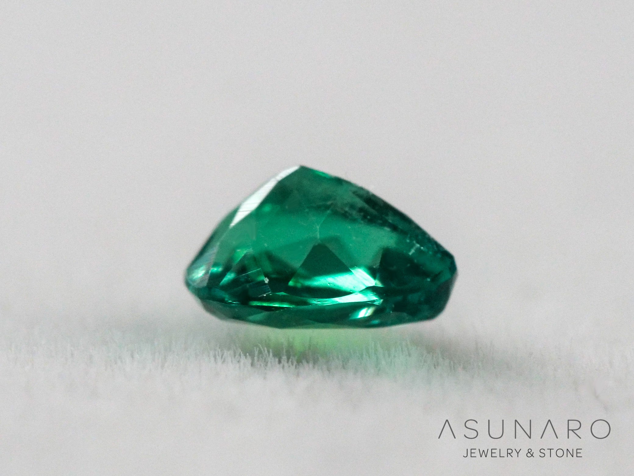 ティールブルーグリーンアウイナイト　ペアシェイプ　アフガニスタン産 　0.08ct【260805-3469】