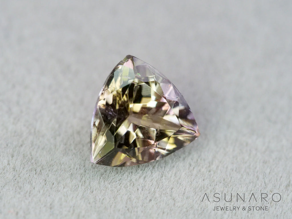 バイカラーゾイサイト（タンザナイト）トリリアントカット　タンザニア産　0.75ct【261002-3400】