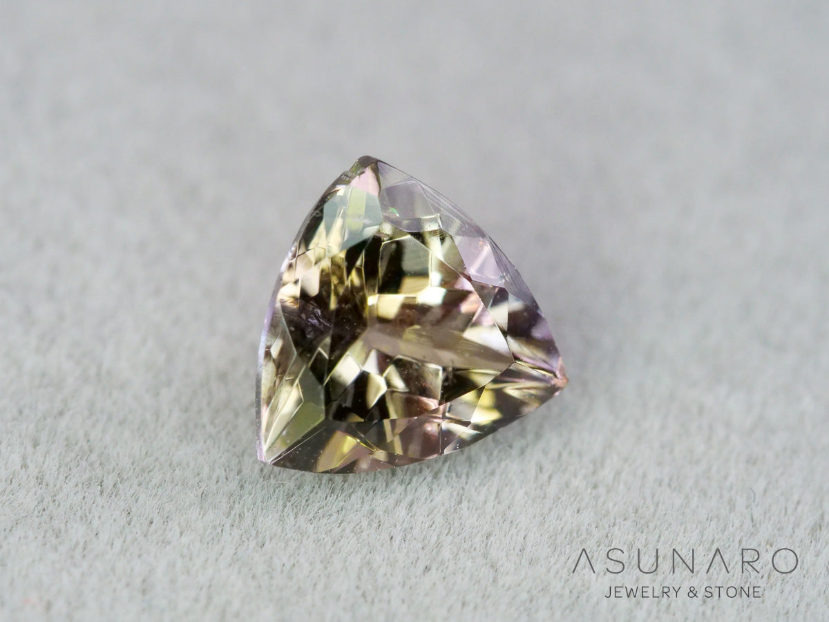 バイカラーゾイサイト（タンザナイト）トリリアントカット　タンザニア産　0.75ct【261002-3400】