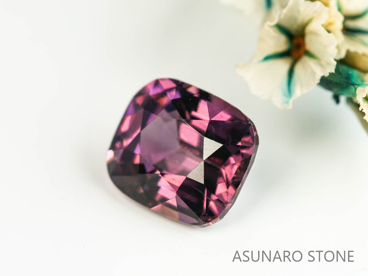 スピネル 　クッションカット　スリランカ産　0.84ct　【230522-1672】