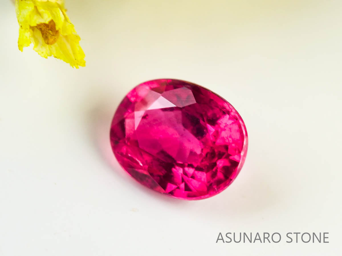 ピジョンブラッドルビー　オーバルカット　 タイ産　0.19ct　鑑別書付き  【230815-221】