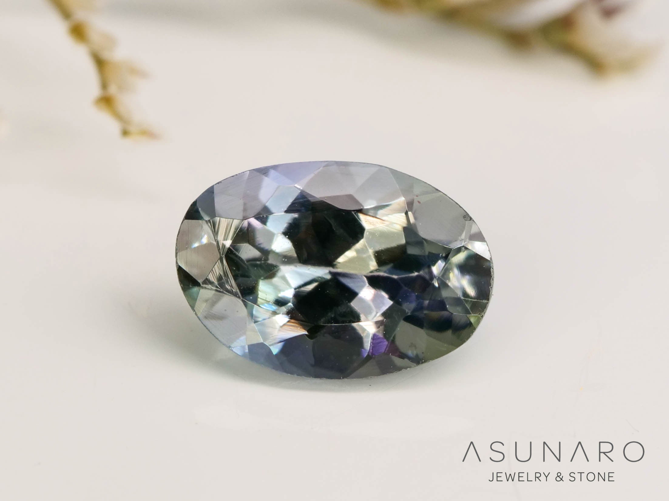 バイカラーゾイサイト（タンザナイト）オーバルカット　タンザニア産　0.55ct【250130-1790】