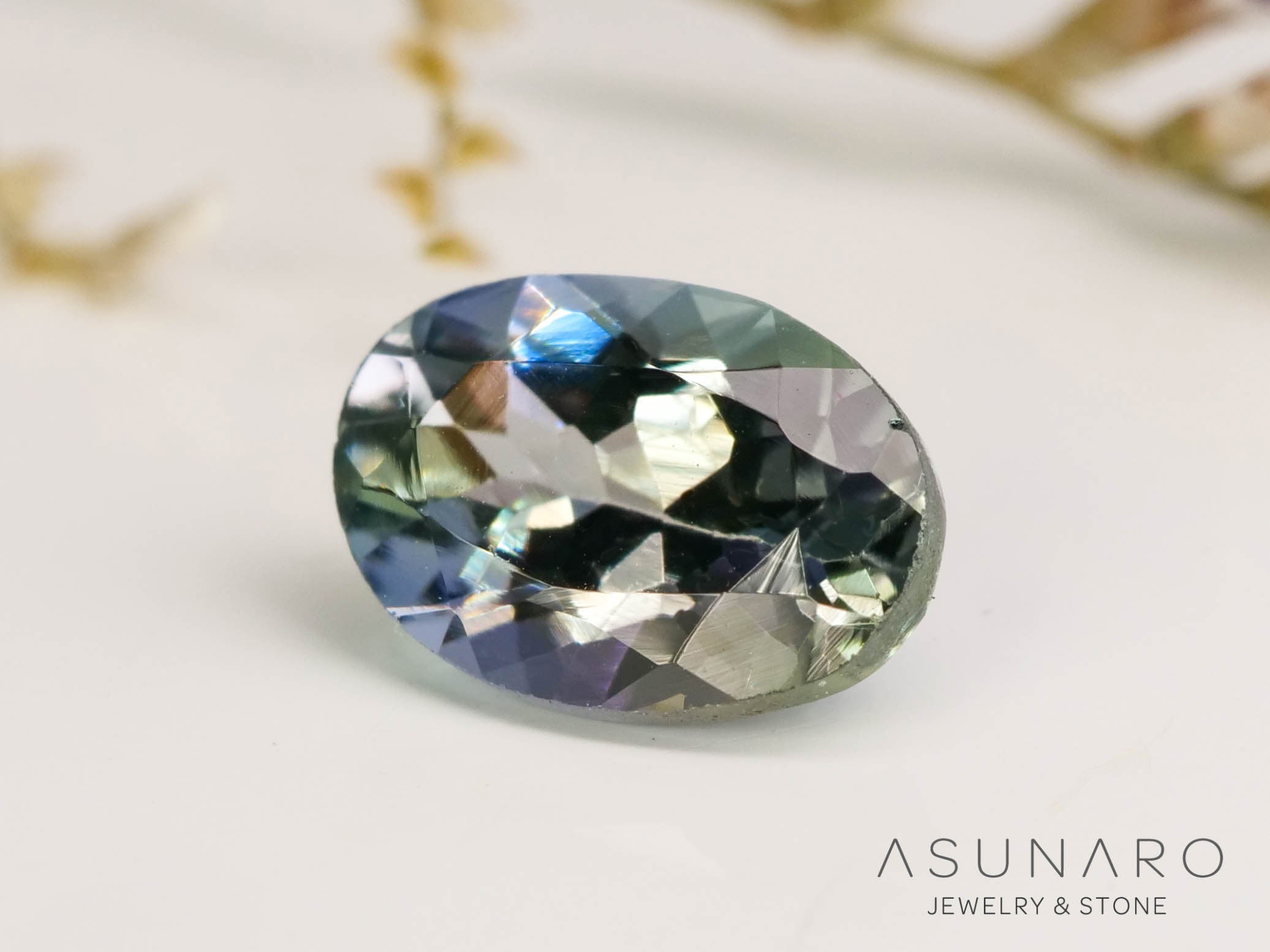 バイカラーゾイサイト（タンザナイト）オーバルカット　タンザニア産　0.55ct【250130-1790】