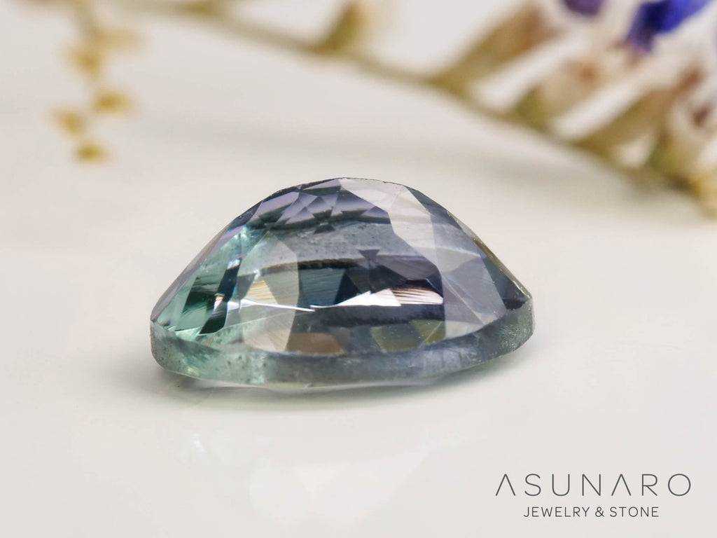 バイカラーゾイサイト（タンザナイト）オーバルカット　タンザニア産　0.55ct【250130-1790】