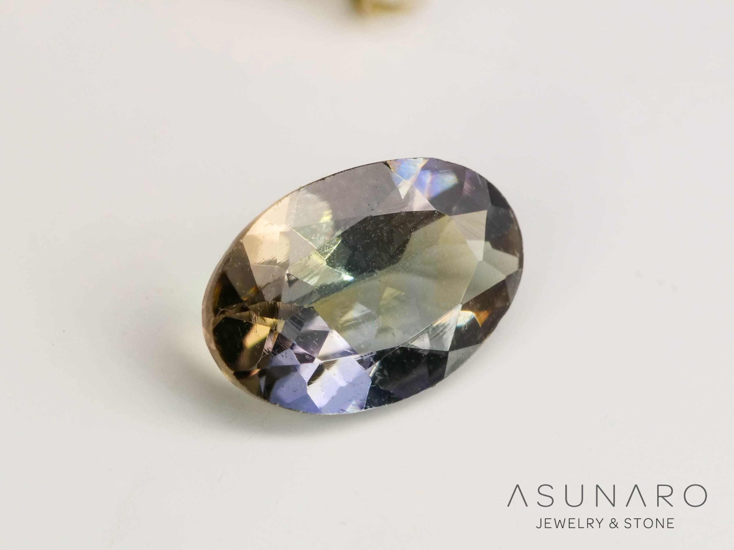 バイカラーゾイサイト（タンザナイト）オーバルカット　タンザニア産　0.46ct【250130-1792】