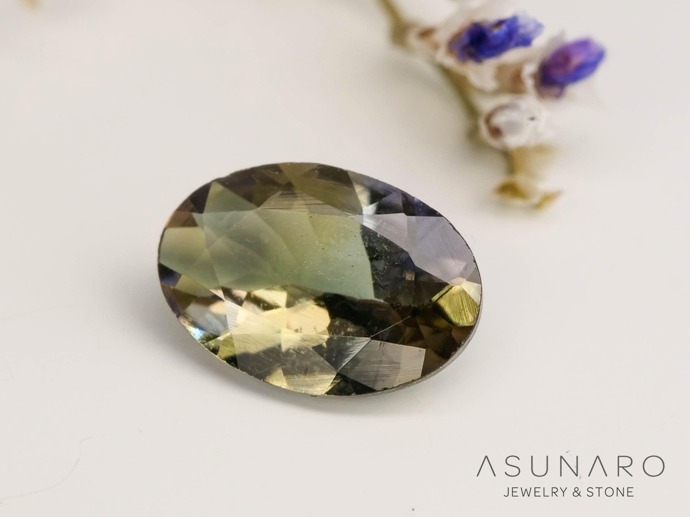 バイカラーゾイサイト（タンザナイト）オーバルカット　タンザニア産　0.46ct【250130-1792】