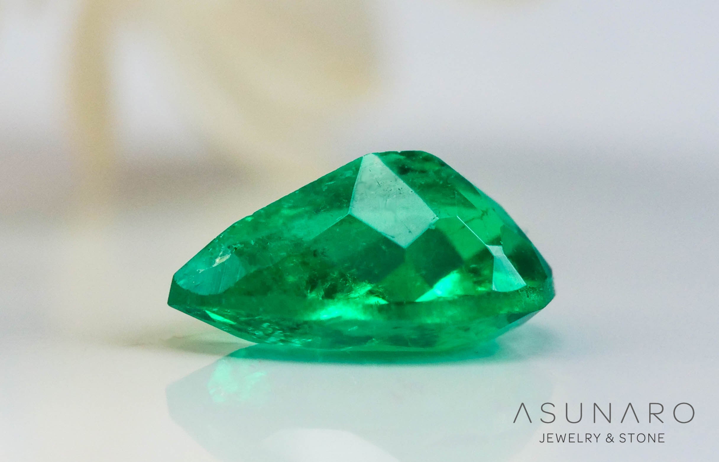 エメラルド　ペアシェイプ　コロンビア産　0.15ct【240726-2303】