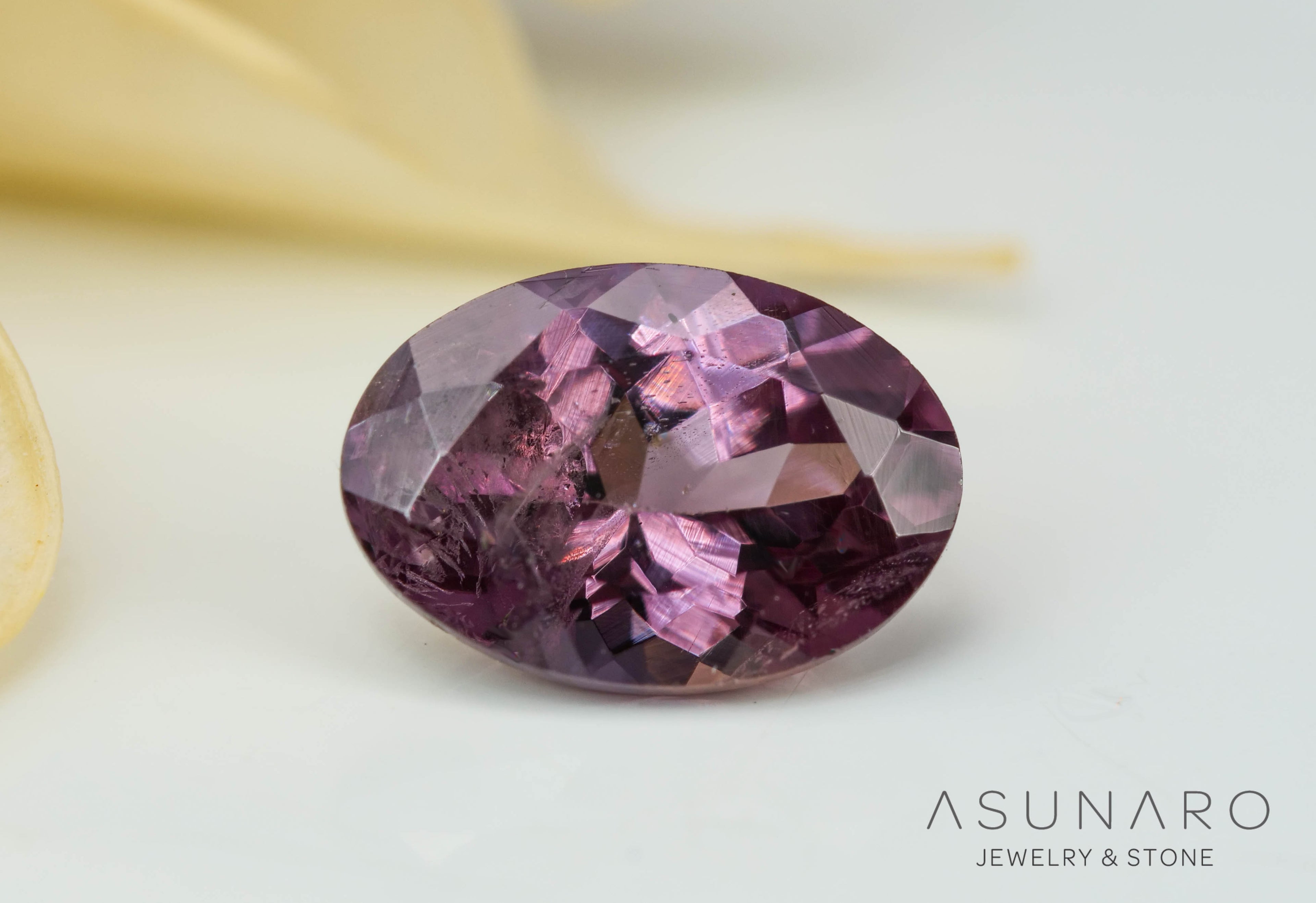 カラーチェンジガーネット　オーバルカット　 ベキリー産　0.62ct　【241030-2371】