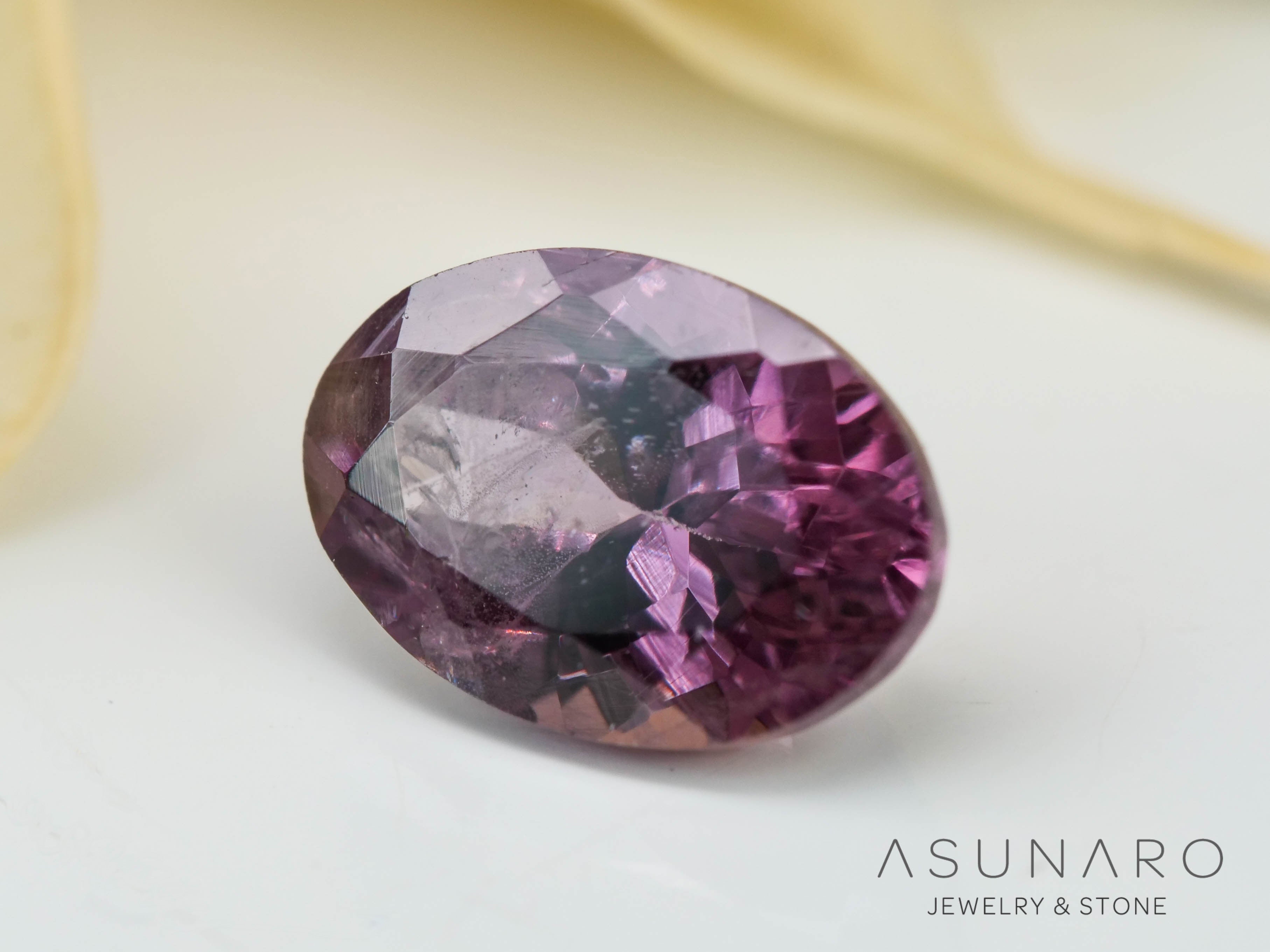 カラーチェンジガーネット　オーバルカット　 ベキリー産　0.62ct　【241030-2371】