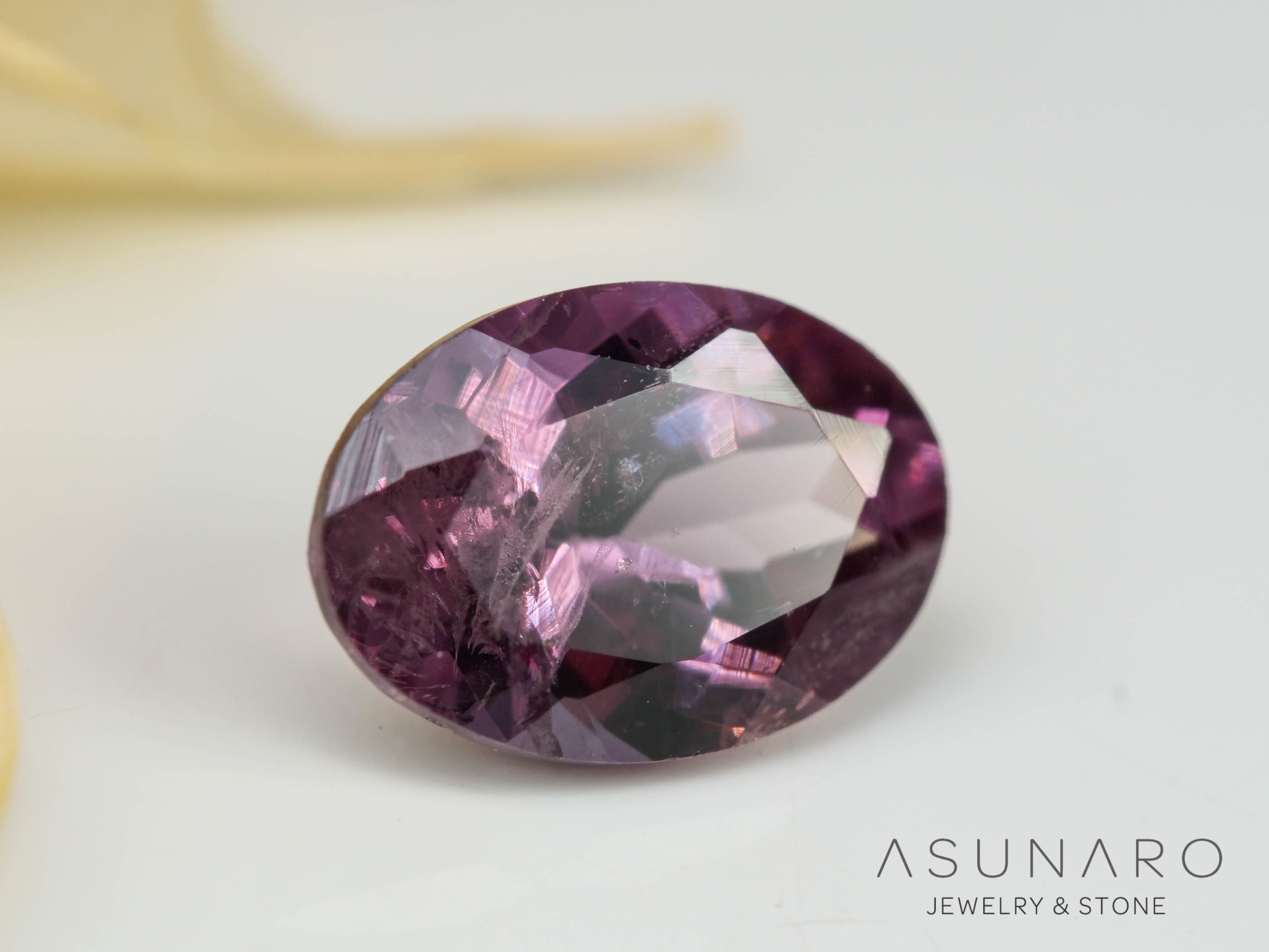 カラーチェンジガーネット　オーバルカット　 ベキリー産　0.62ct　【241030-2371】