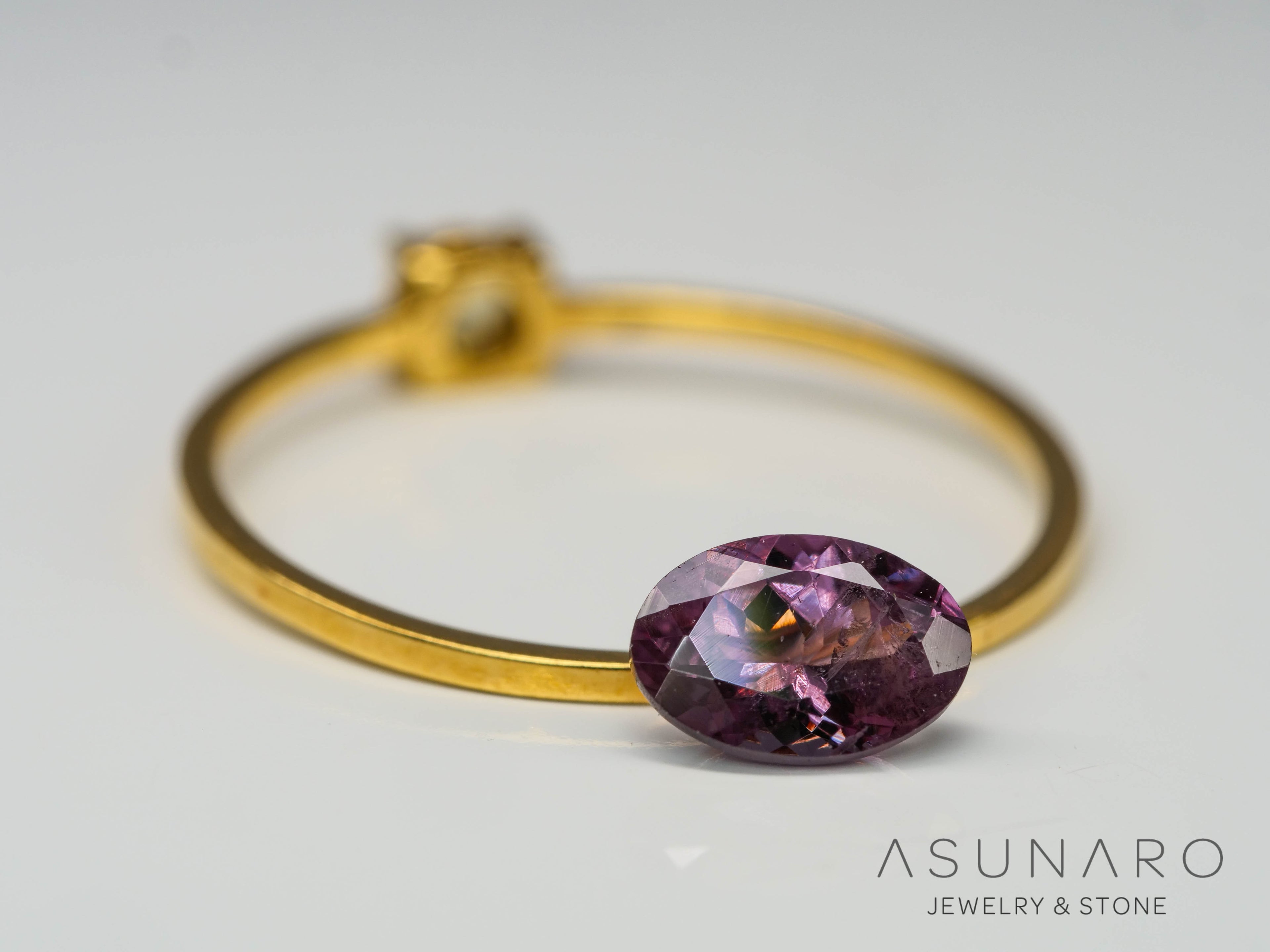 カラーチェンジガーネット　オーバルカット　 ベキリー産　0.62ct　【241030-2371】