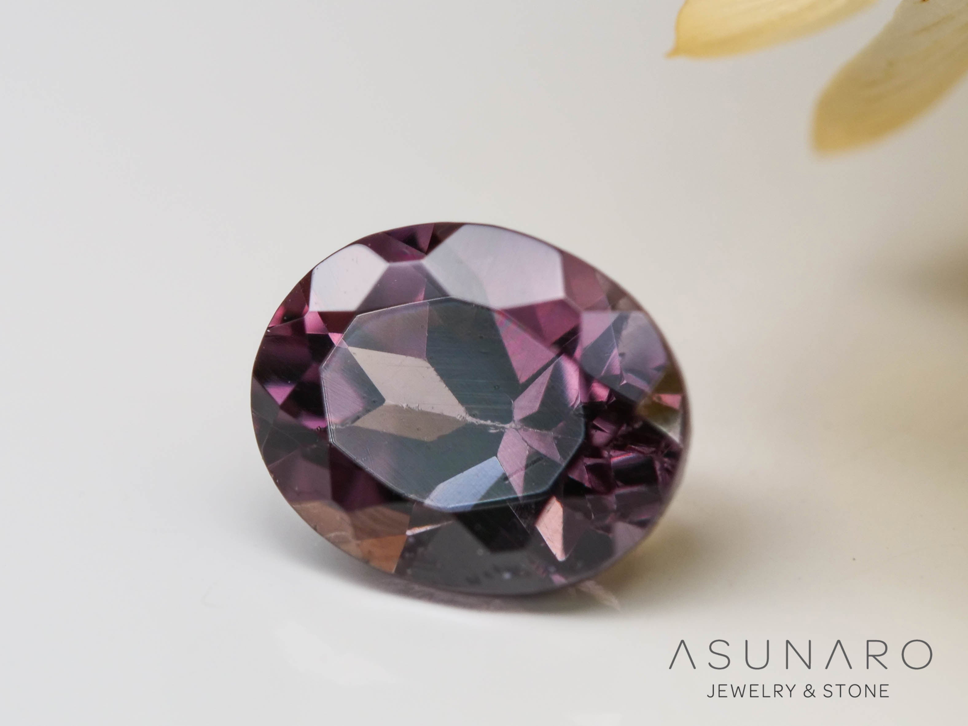 カラーチェンジガーネット　オーバルカット　 ベキリー産　0.49ct　【241030-2375】