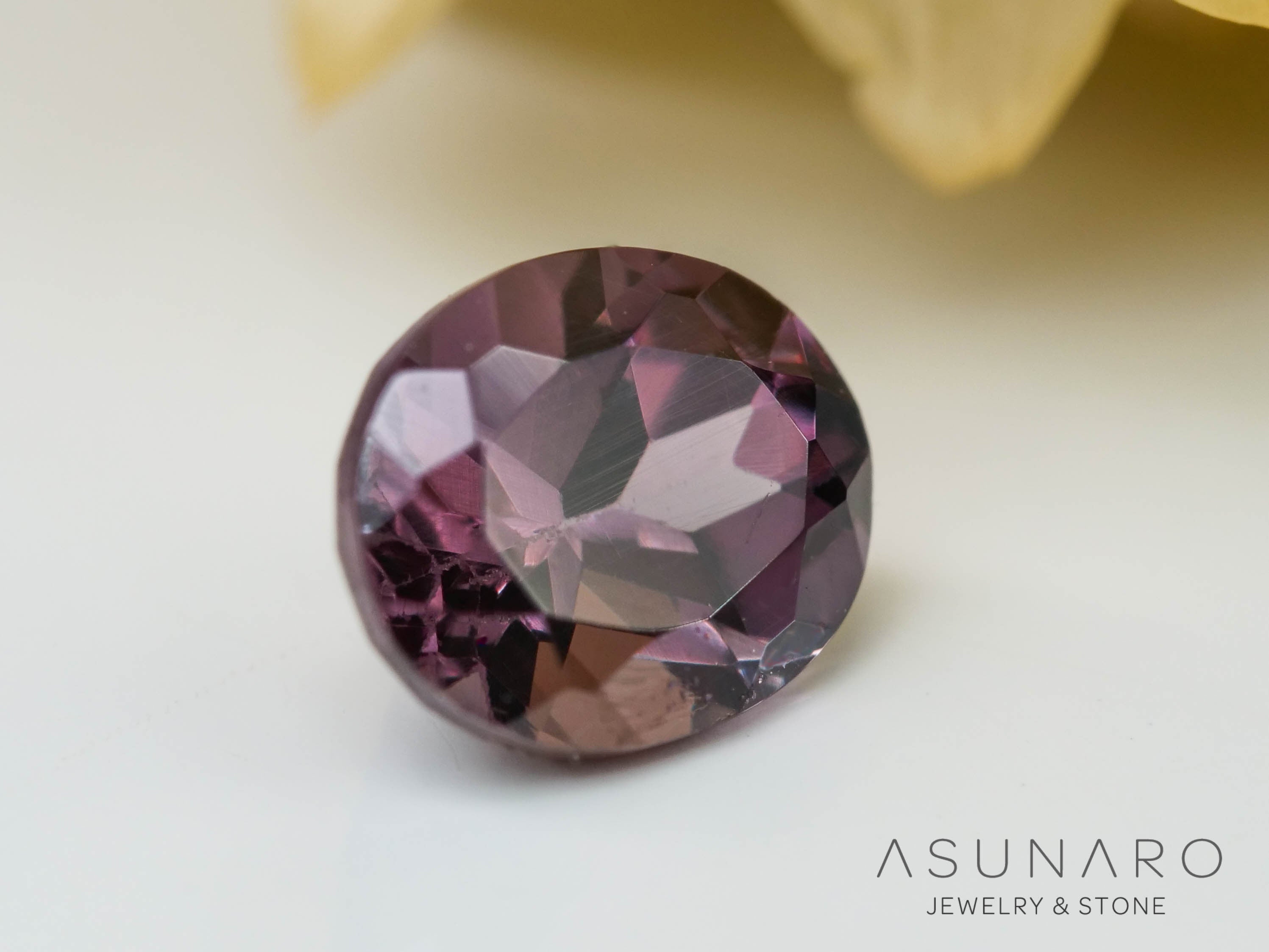 カラーチェンジガーネット　オーバルカット　 ベキリー産　0.49ct　【241030-2375】