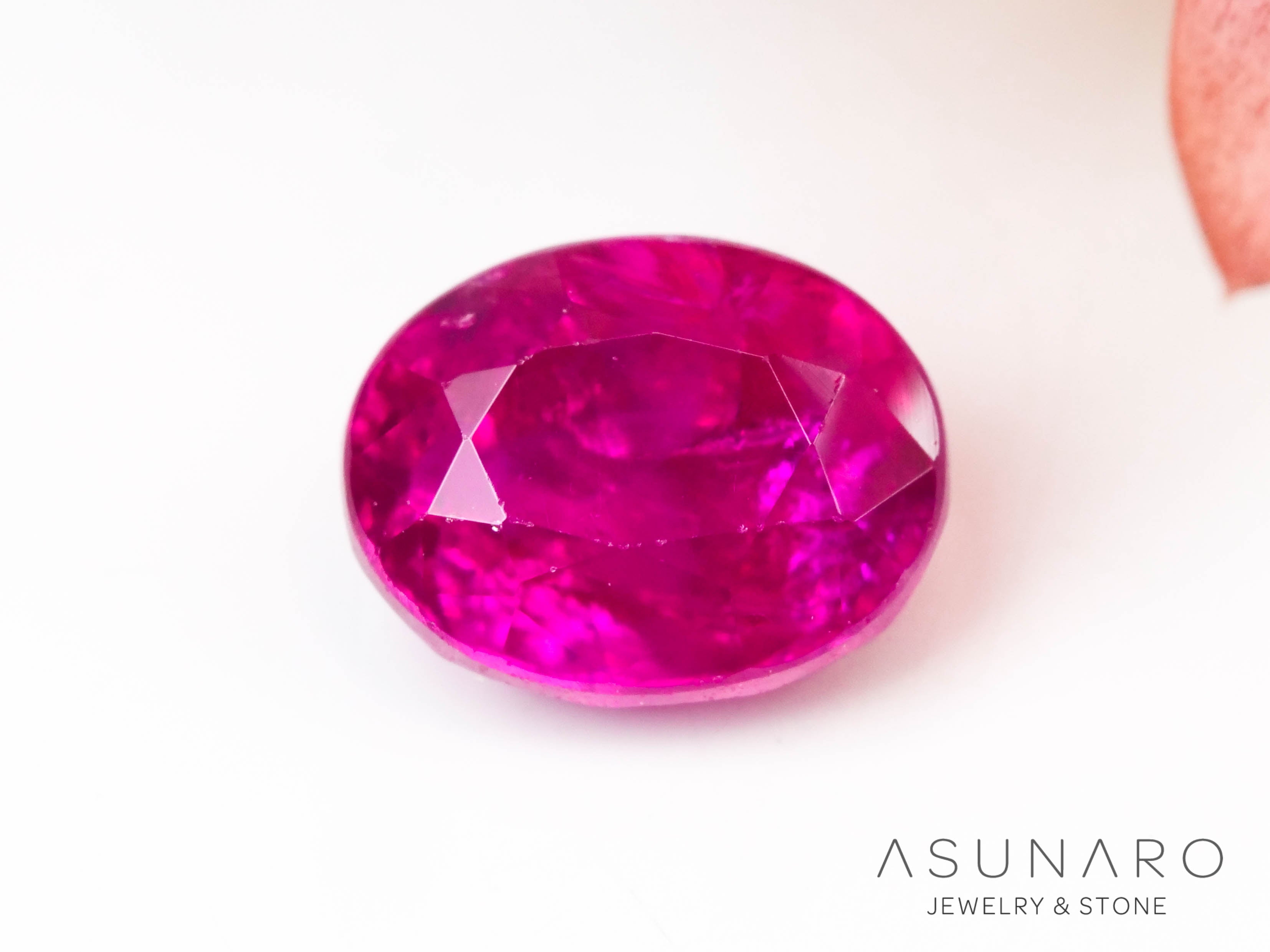 ルビー　オーバルカット　 タイ産　0.59ct 【240731-2393】