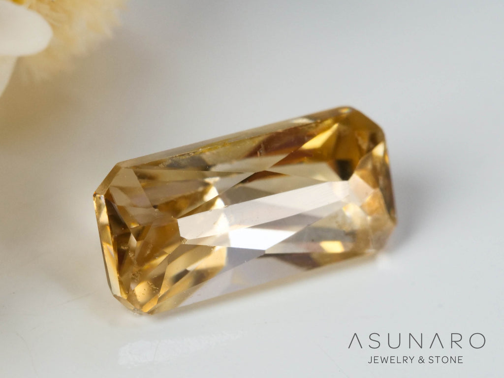 シャンパンバイカラージルコン　エメラルドカット　1.57ct　カンボジア産　【241009-2447】