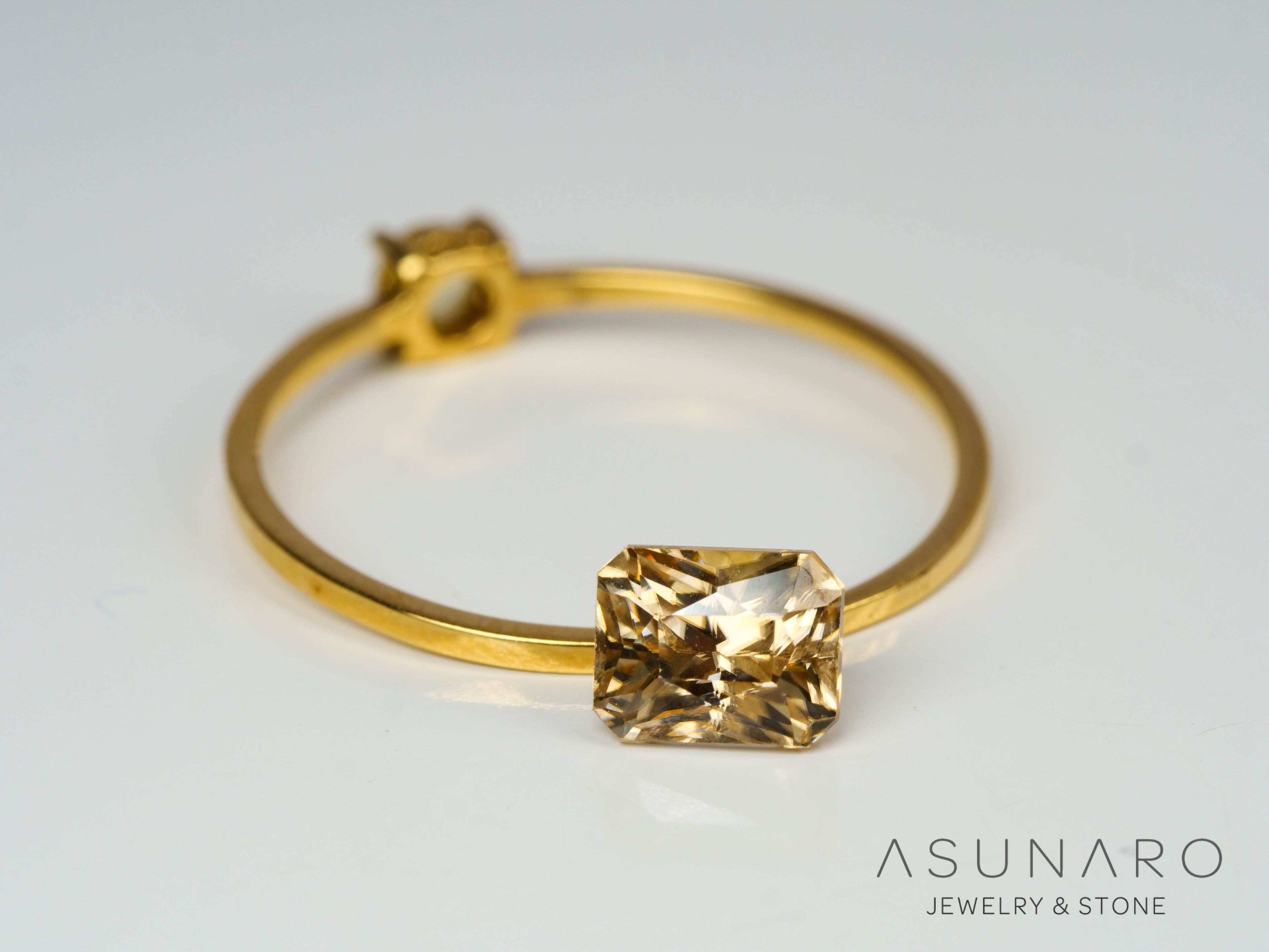 シャンパンバイカラージルコン　エメラルドカット　1.23ct　カンボジア産　【241009-2449】