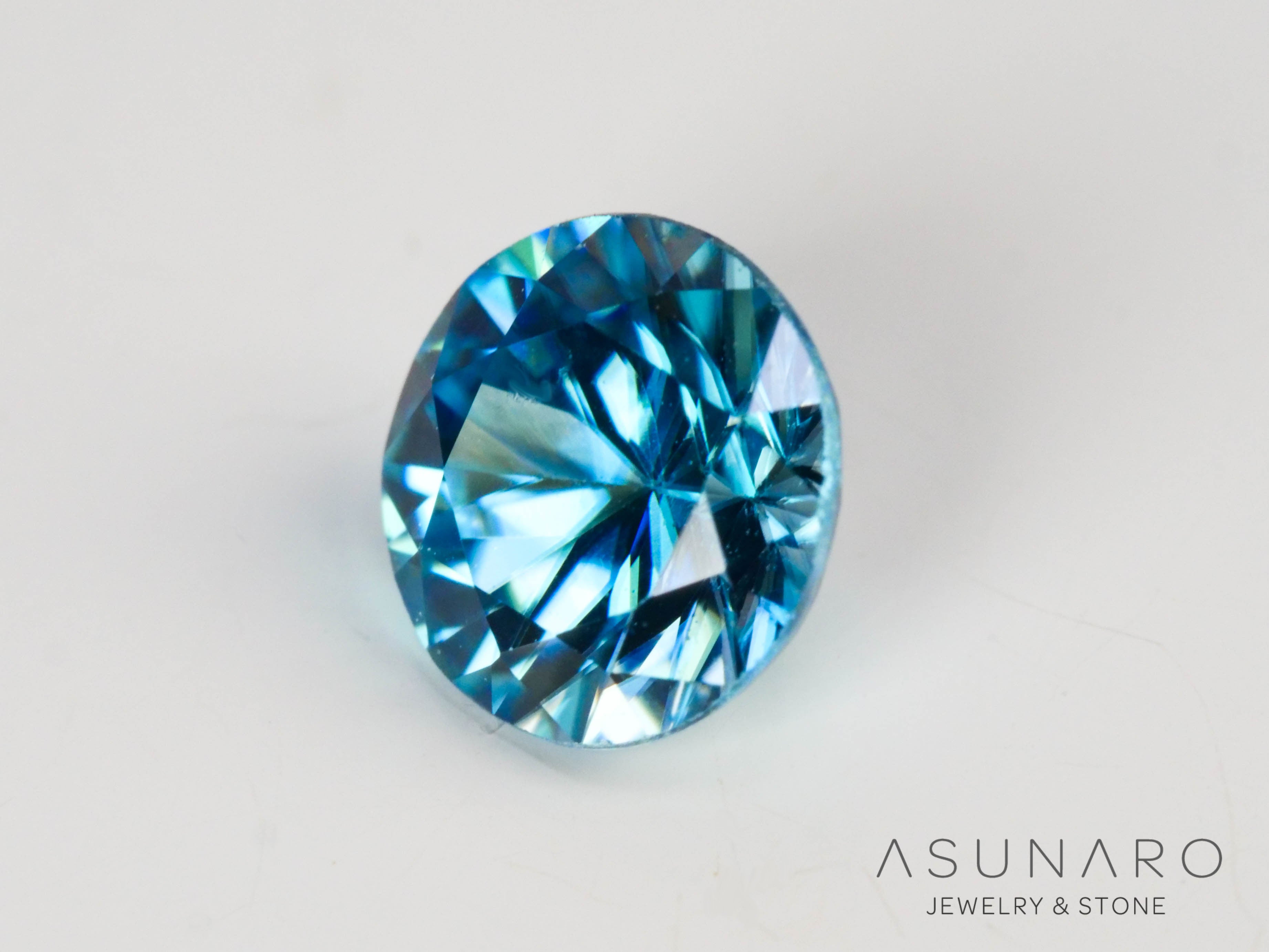 ブルージルコン　ラタナキリブルー　ラウンドカット　0.70ct　カンボジア産　【241009-2450】