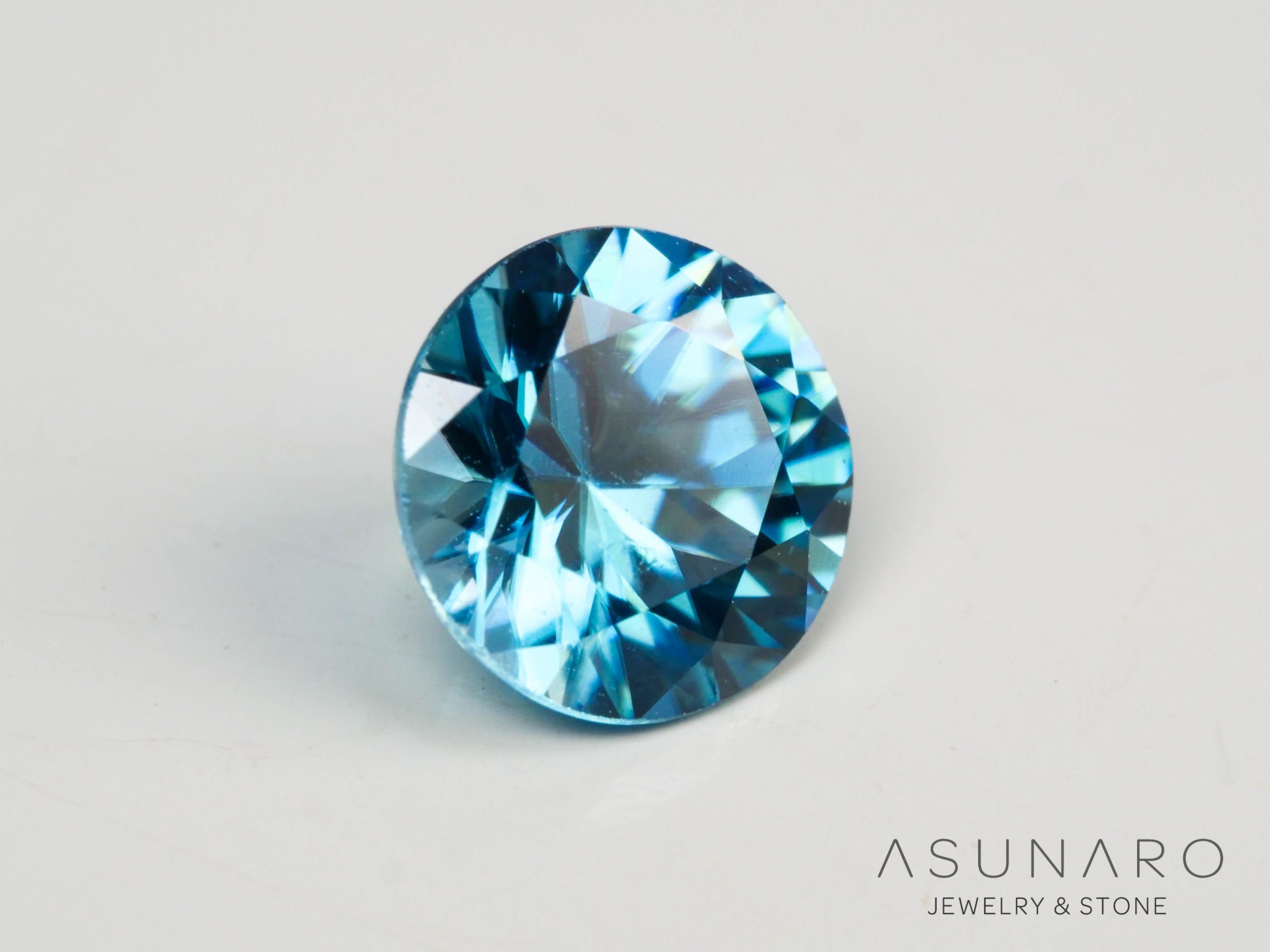 ブルージルコン　ラタナキリブルー　ラウンドカット　0.70ct　カンボジア産　【241009-2450】