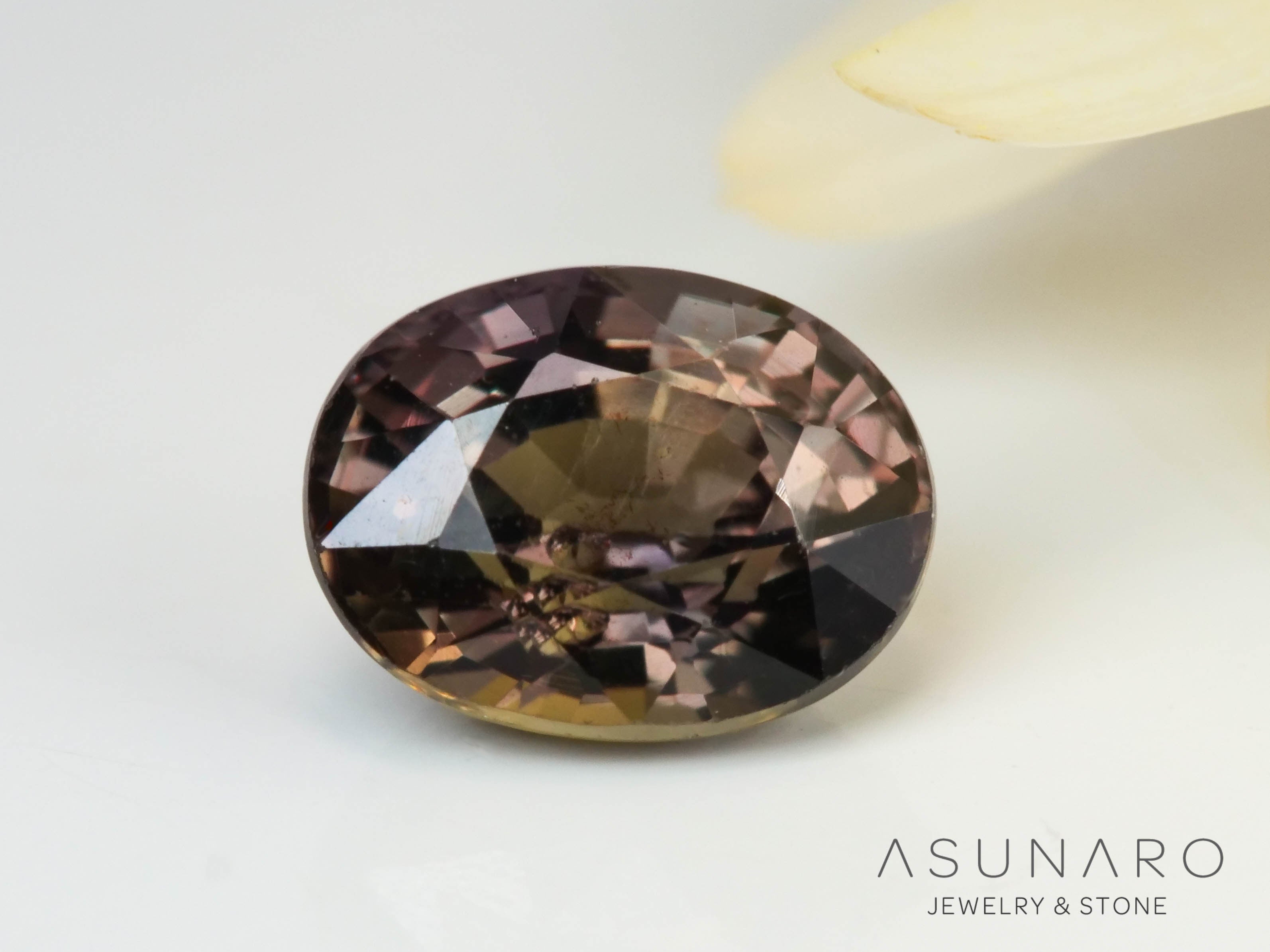 バイカラーサファイア  オーバルカット　 スリランカ産 　0.58ct【240821-2364】