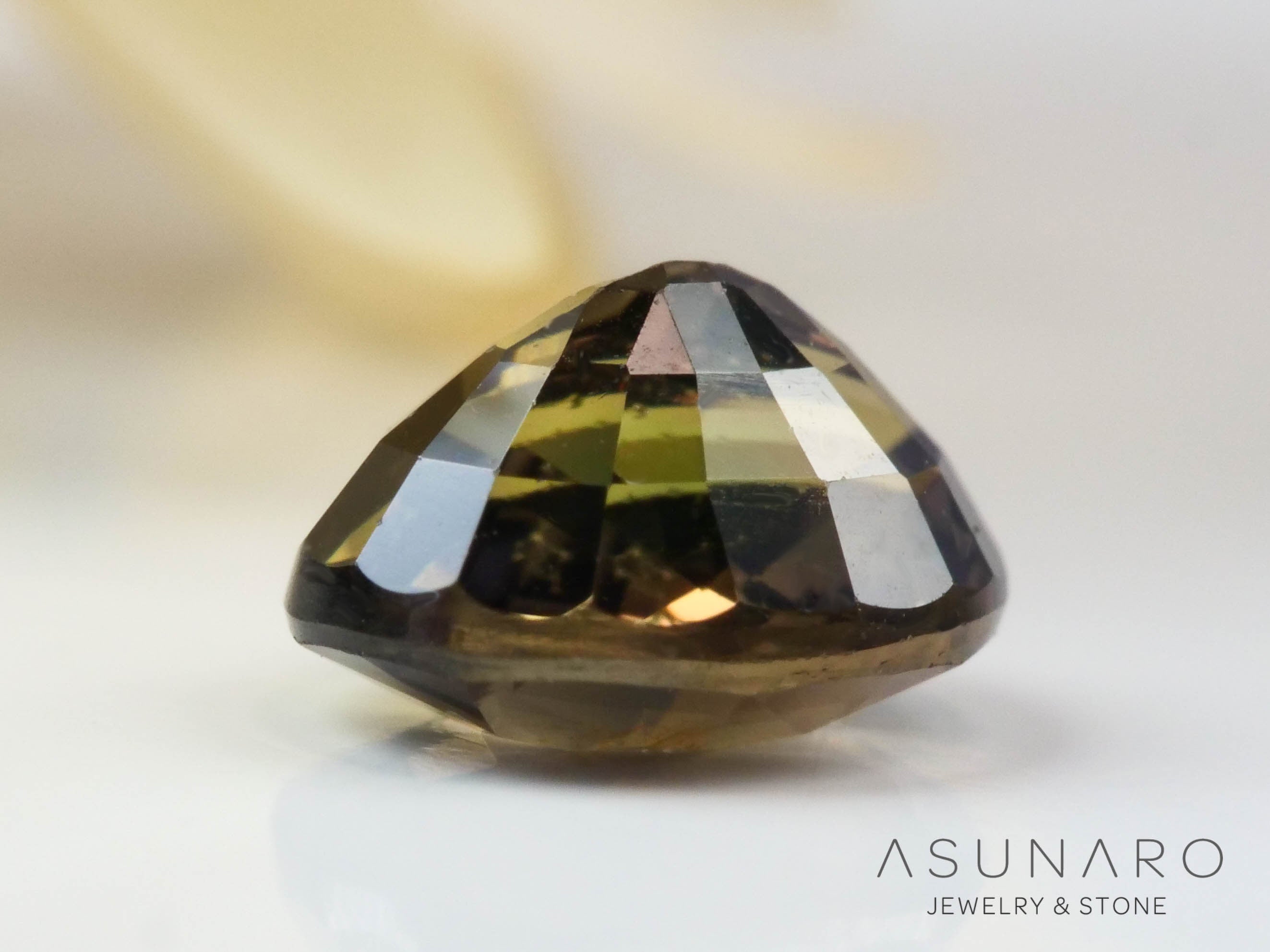 バイカラーサファイア  オーバルカット　 スリランカ産 　0.58ct【240821-2364】