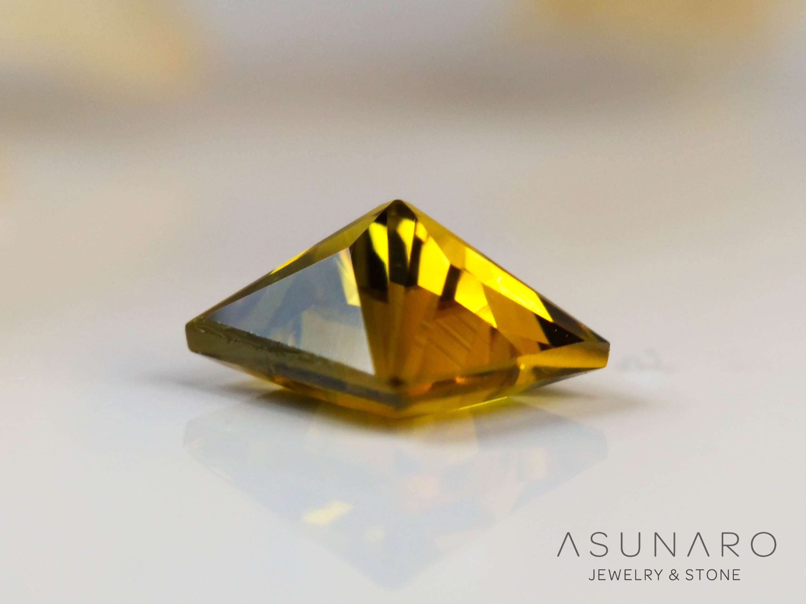 バイカラーサファイア 　プリンセスカット　 スリランカ産　0.21ct【250127-2528】