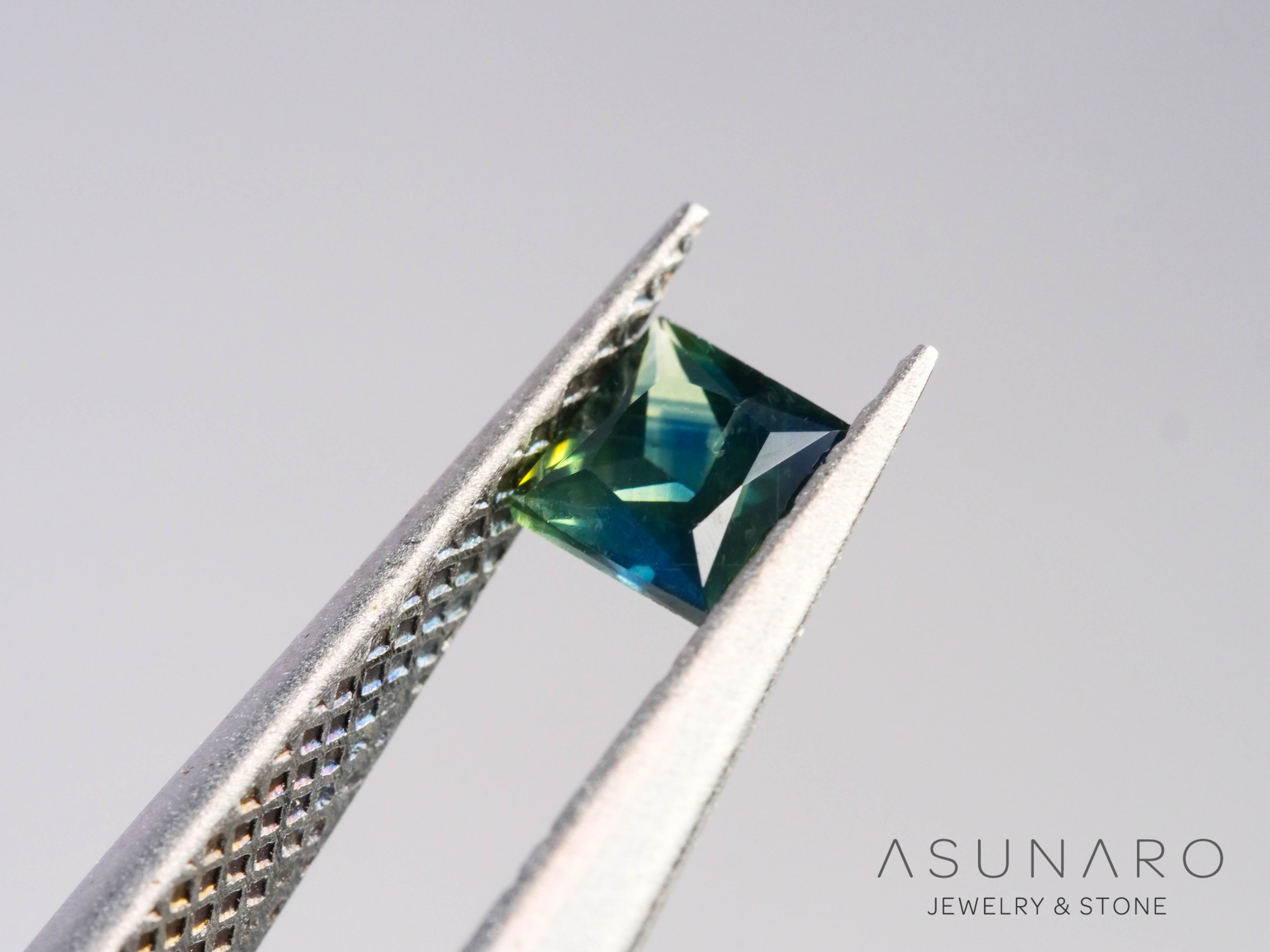 バイカラーサファイア プリンセスカット スリランカ産 0.24ct【250127